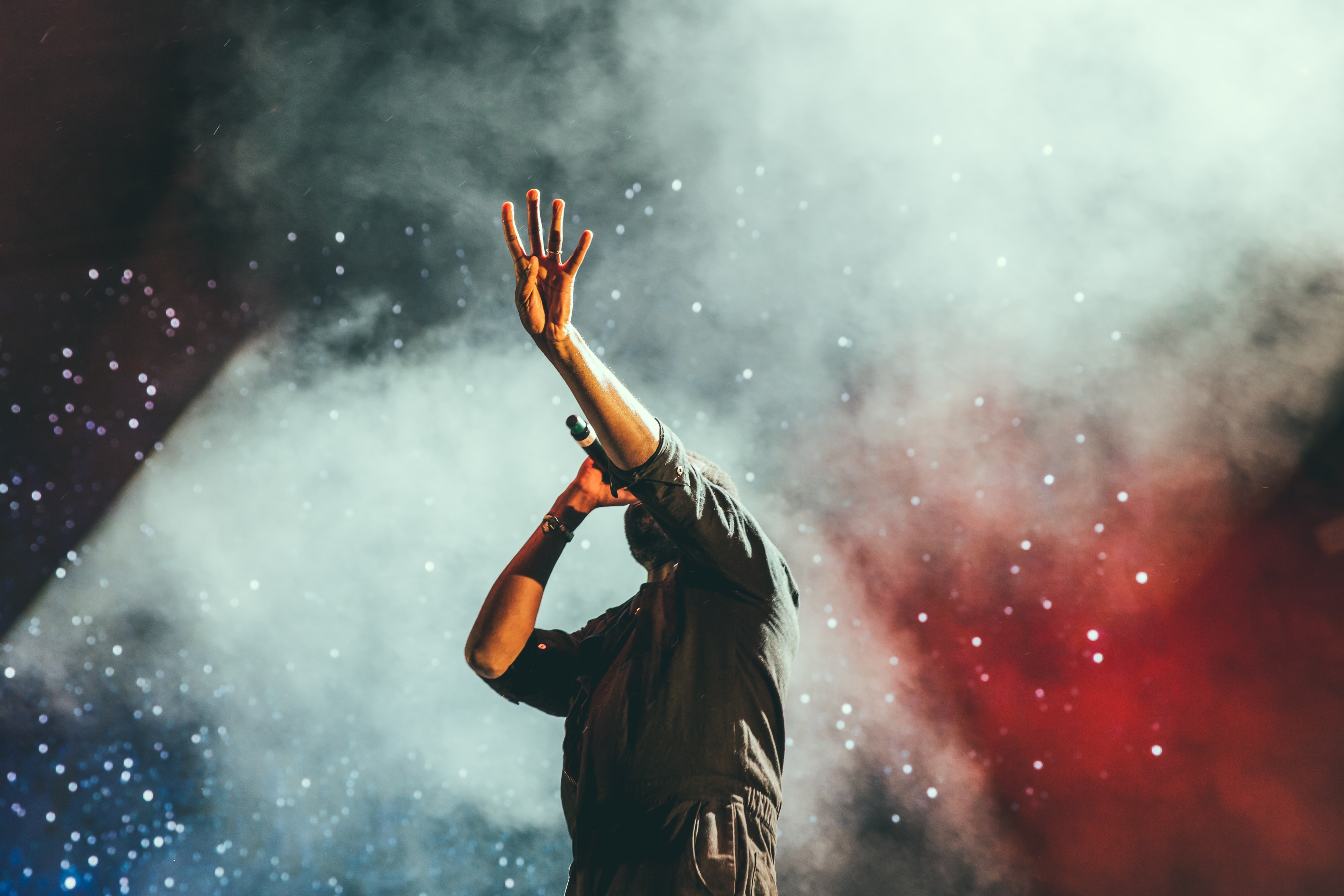 un chanteur lors d'un concert