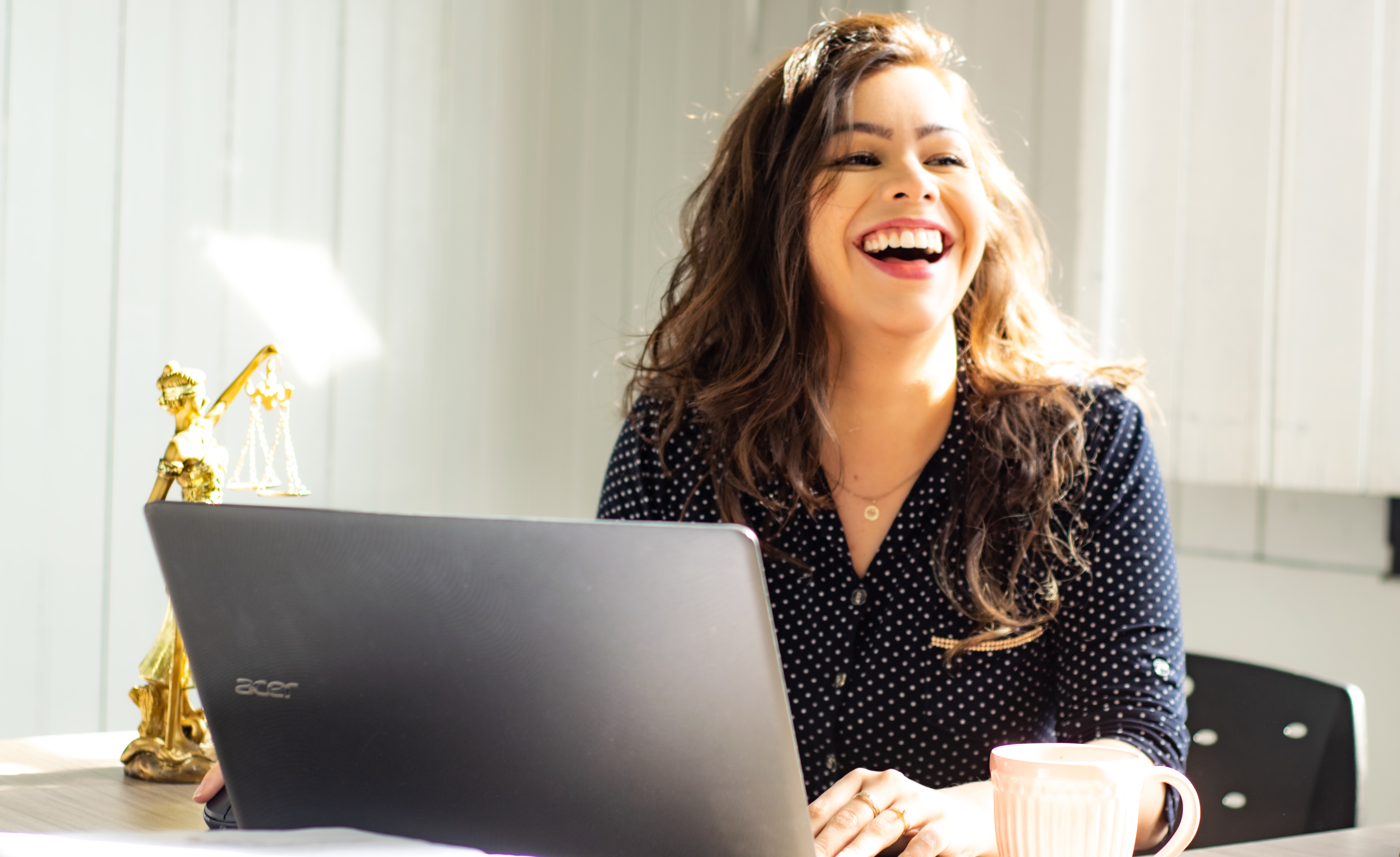 une femme souriante au bureau